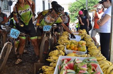 Ciclistas tomando fruta (carbohidratos) en un avituallamiento