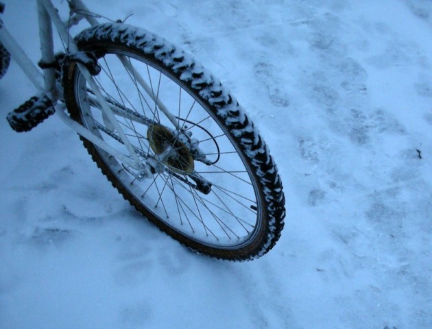 Rueda de bicicleta sobre la nieve